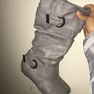 ✨ Grey heeled boots ✨